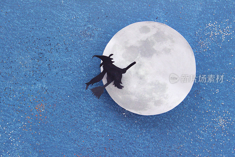 黑女巫的剪影飞天扫帚，纸月亮，万圣节村/万圣节背景